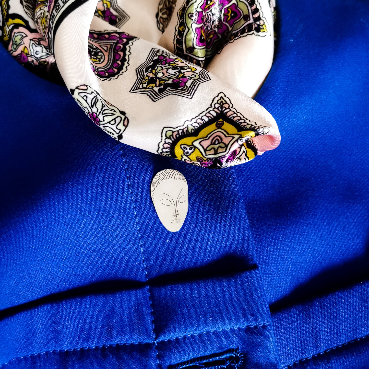 broșă argint muza adormită